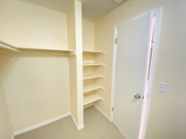 Building Photo - Wow! 2 bedroom, 2.5 bath, two story townho...