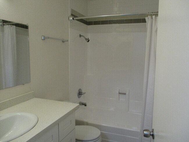 Building Photo - Woodlands in La Jolla  2 bedroom 1 bath to...