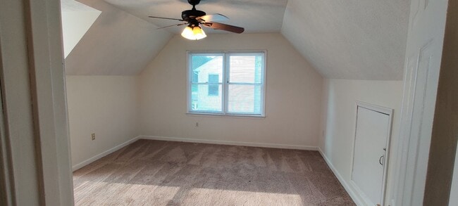 Building Photo - 3 bedroom home with fenced rear yard