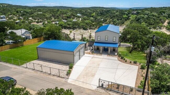 Building Photo - Hill Country Retreat