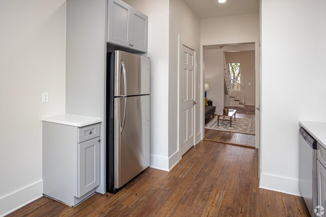 Building Photo - Uptown Renovated 1/1.5 apartment with Private Backyard