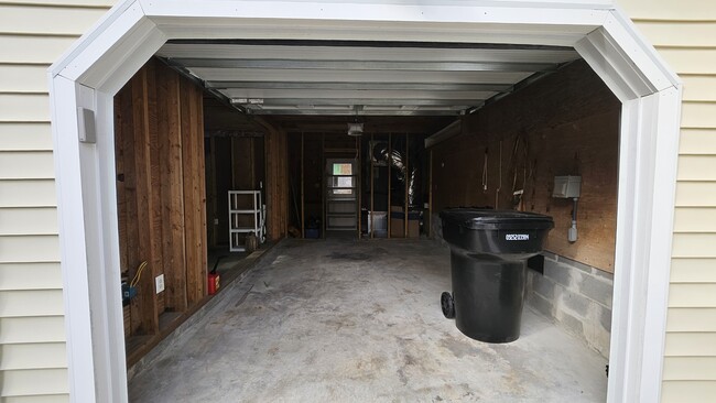 Building Photo - 1095 Burnside Rd