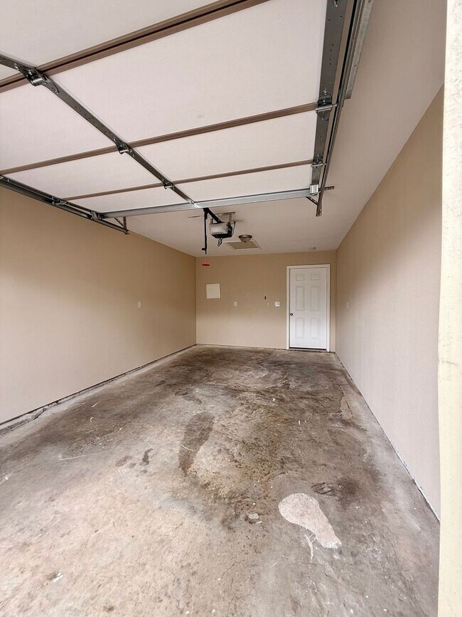 Building Photo - 1574-MF2-E4