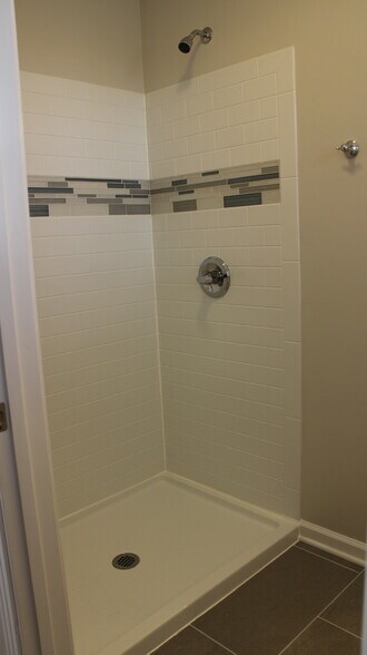 Master bathroom shower. - 2614 Edge O Lake Dr