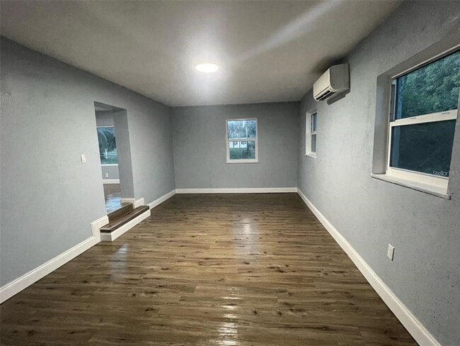 Building Photo - 614 Paw Paw St