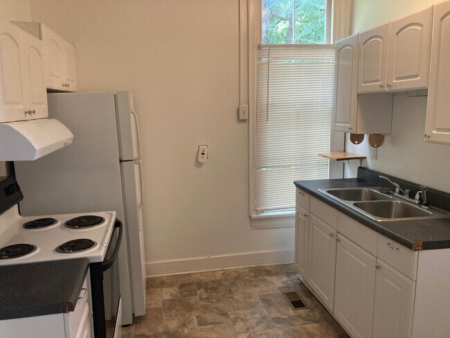 Building Photo - Home for Rent in Historic Horton Waverly Area on Reservoir Hill