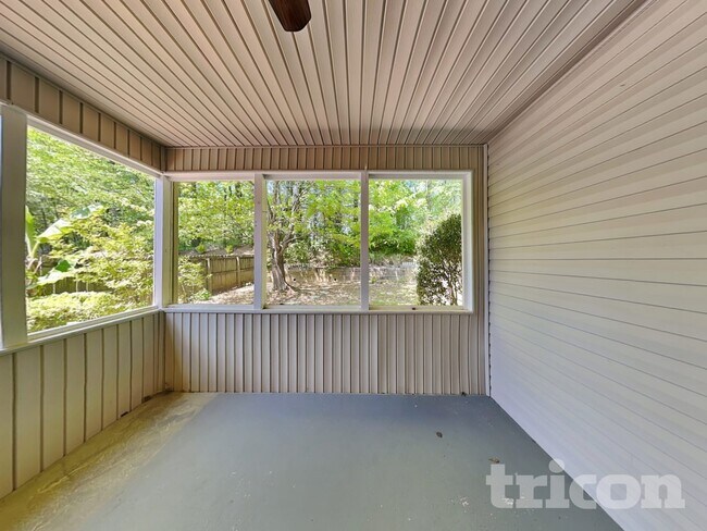 Building Photo - 123 Clarin Way