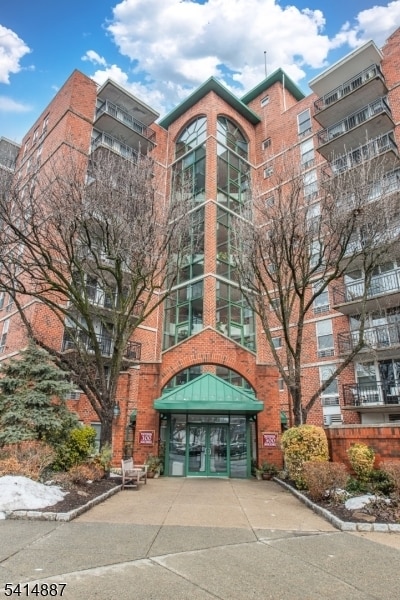 Building Photo - 300 Main St