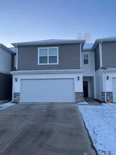 Building Photo - 4521 SE Ember Ln