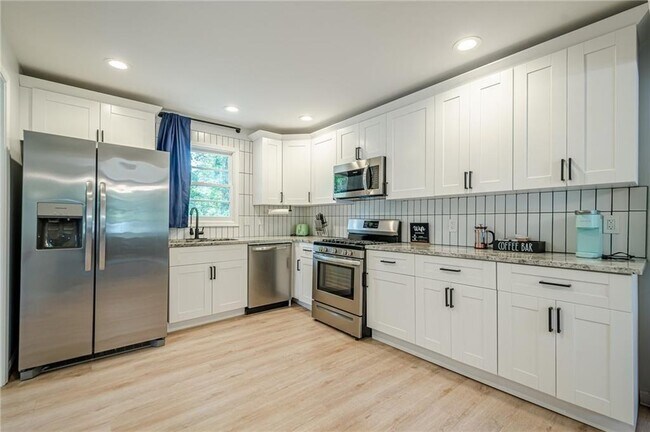Building Photo - 3833 Bakers Ferry Rd SW