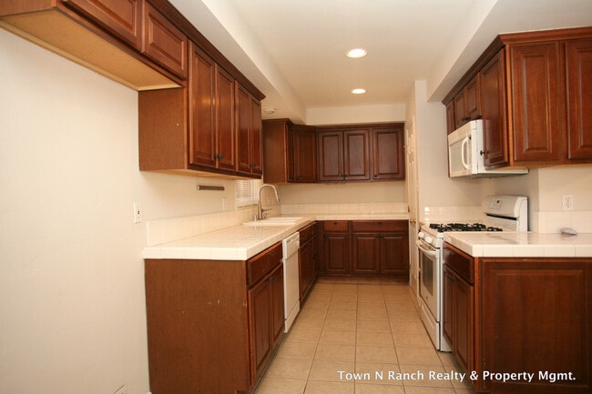 Building Photo - 5Br 2Ba single Family Home