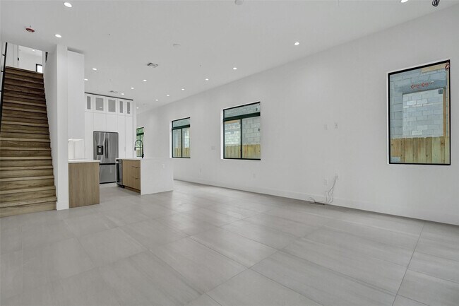 Building Photo - 606 SW 7th Ave