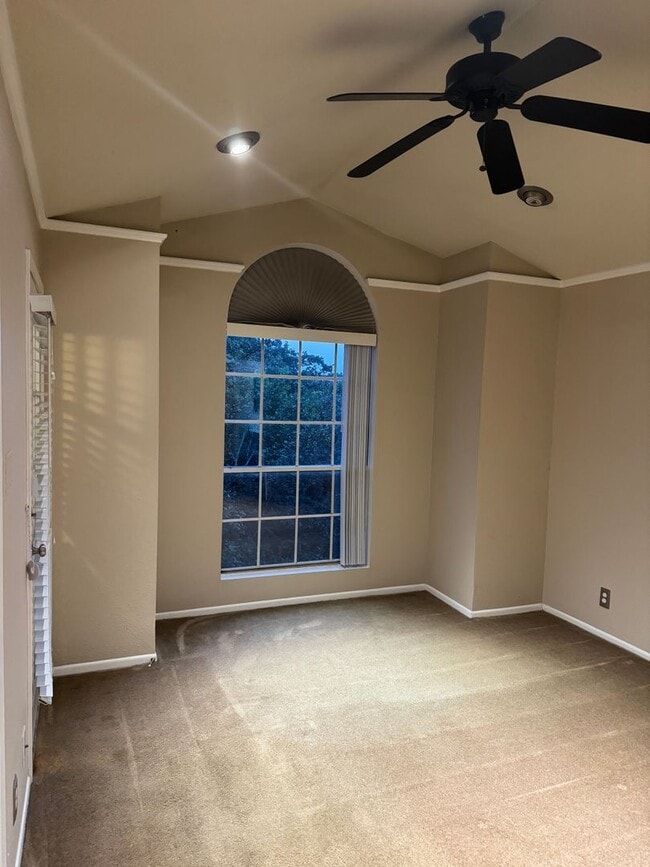 Building Photo - Great location off Blanco near Wurzbach and West Ave | 2 Bedroom | 2 Bath | Top Floor