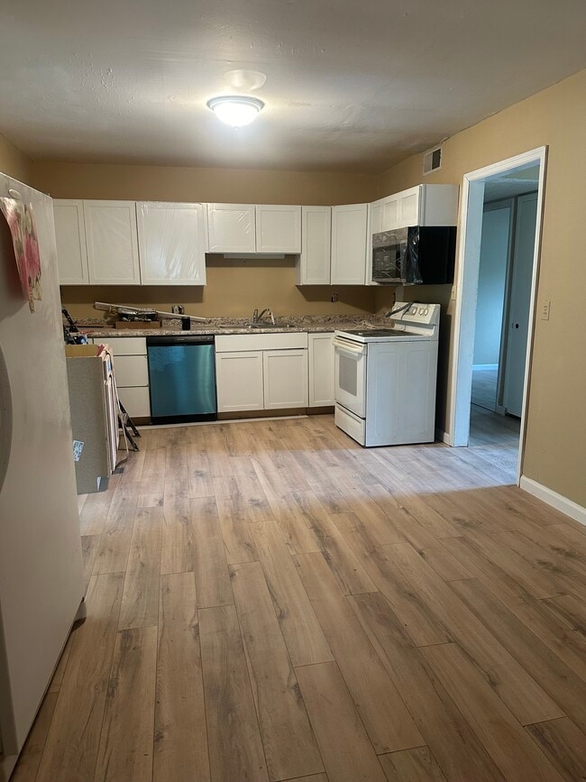 Building Photo - 1113 Rossiter Dr