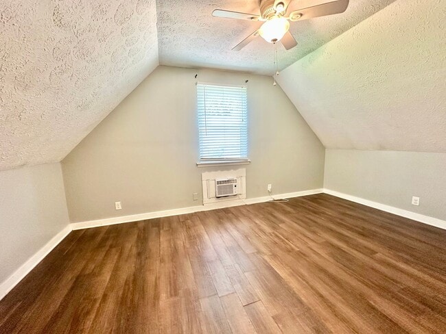 Building Photo - Cozy 2 bedroom Duplex!