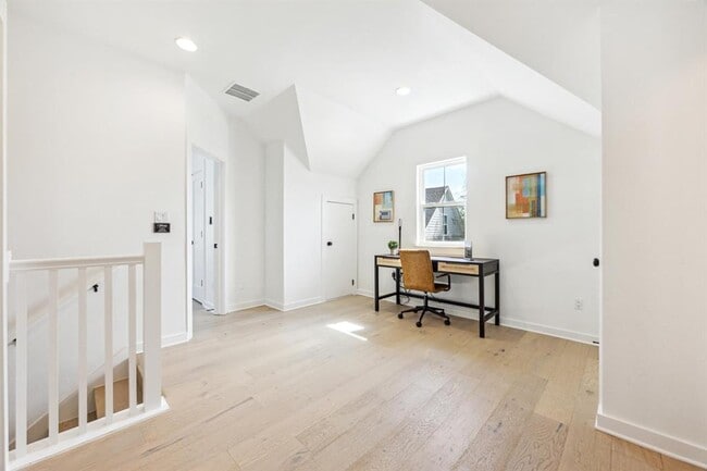 Building Photo - 1034 Grant Wood Ave