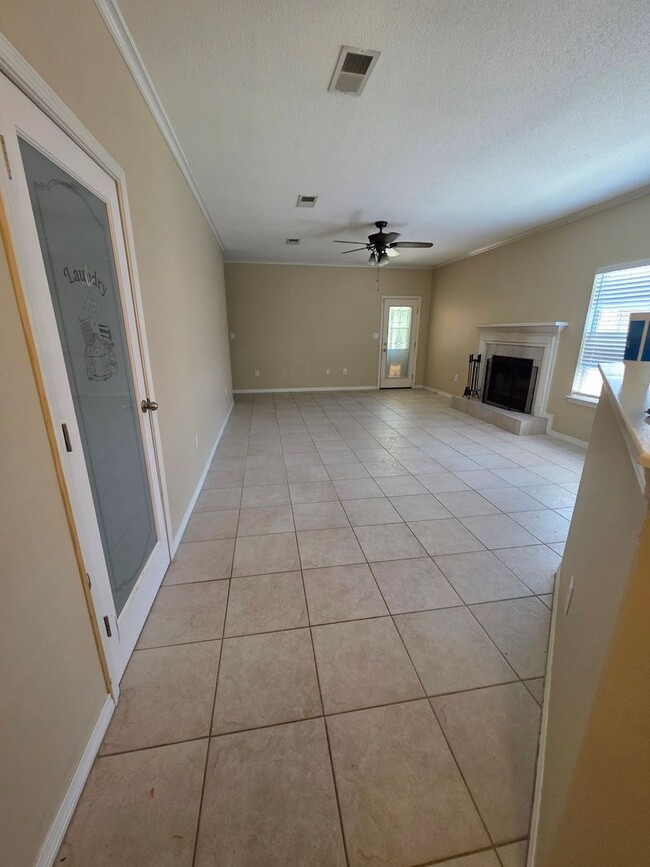 Building Photo - MOVE IN SPECIAL - 2 WEEKS FREE RENT - 3BR ...