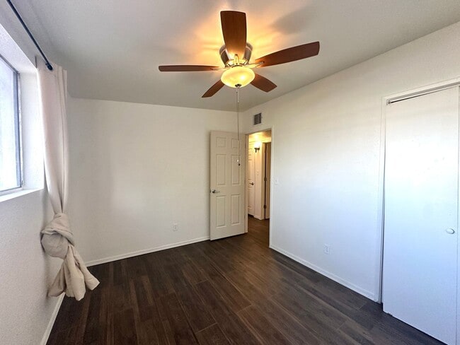 Building Photo - 2 Bedroom Renovate House! Large Yard and C...