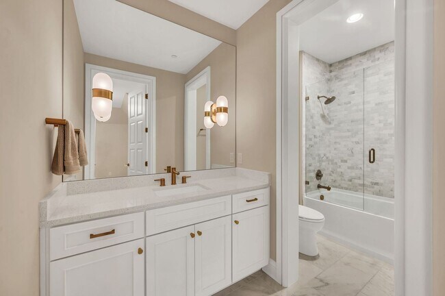 Building Photo - Franklin Gem Walking Distance to Downtown!