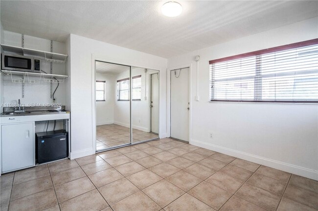 Building Photo - 715 NE 6th St