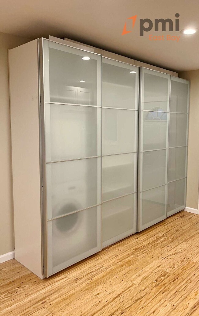 Building Photo - Modern 2bd/1ba Apartment with View