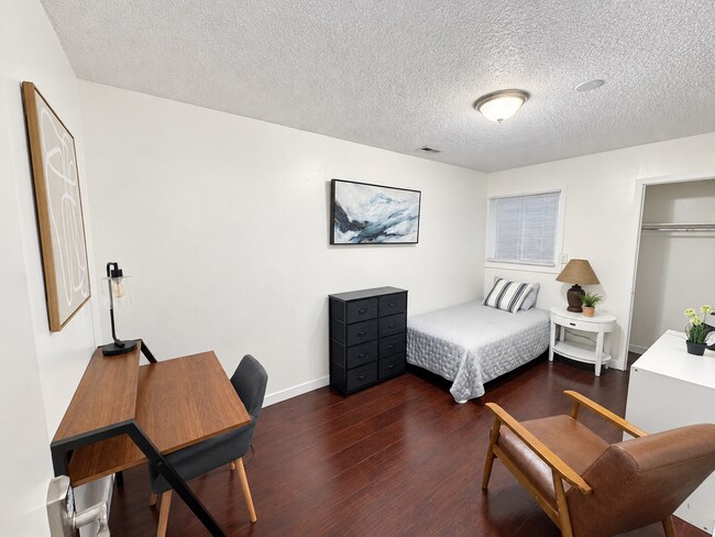 Building Photo - 68 E 200 S