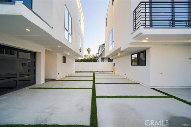 Building Photo - 616 N Mariposa Ave