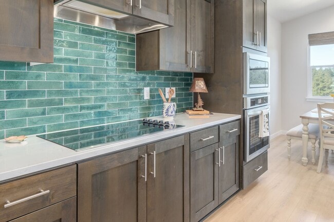 Building Photo - Gorgeous Home with a view!! Available Now!!