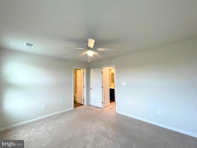 Building Photo - 46350 Sandbar Ln