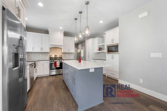 Building Photo - MOVE IN SPECIAL - Beautiful Brand New 6 be...