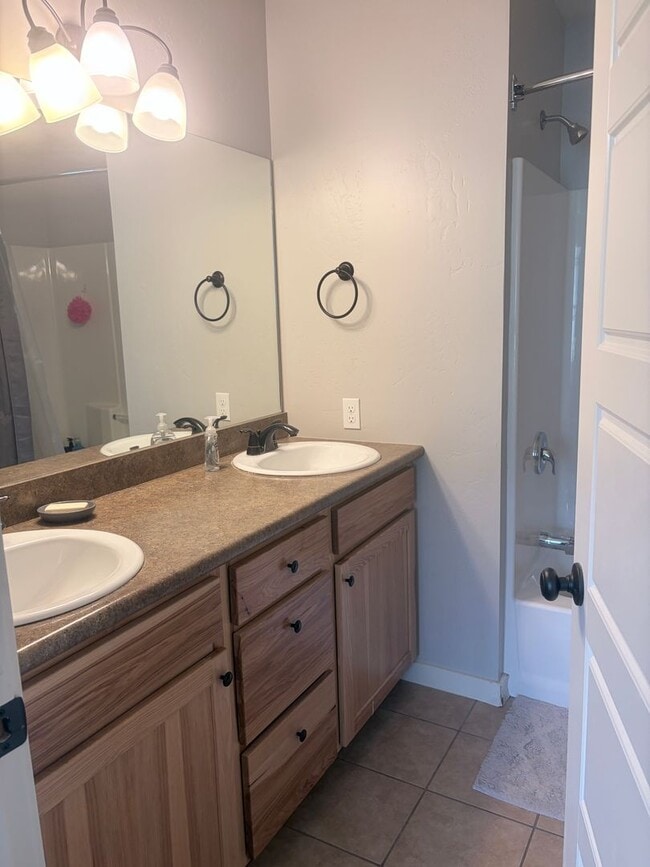 Building Photo - Beautiful Lightner Creek Townhome