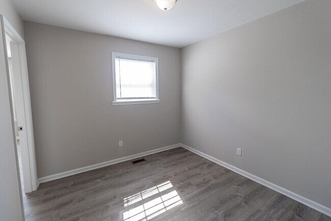 Building Photo - 1924 Center St