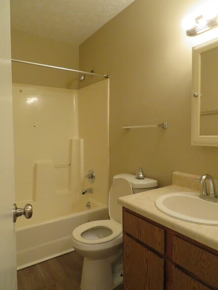 Hall bathroom - 1408 23rd Ave N