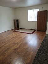 Building Photo - 326 NE Kingwood Pl