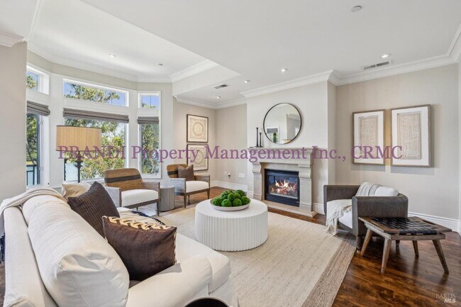 Building Photo - Luxury Townhome on Exclusive De Silva Island!