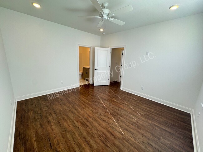 Building Photo - 721 Southview Dr