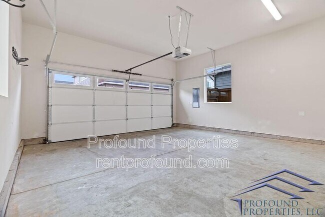 Building Photo - 6843 SE Red Alder St