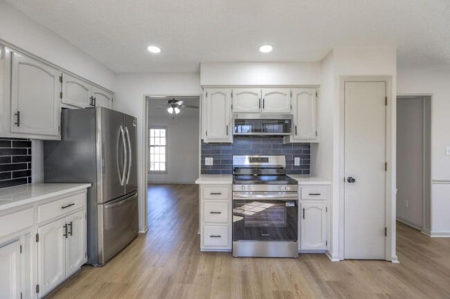 Building Photo - 902 Kingston Ct