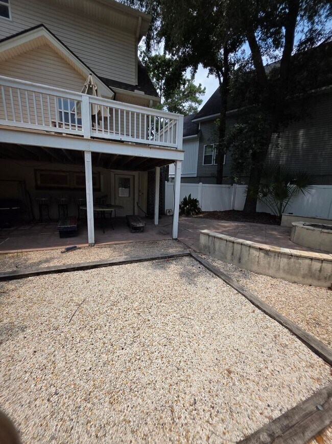 Building Photo - MID ISLAND - YATCH COVE