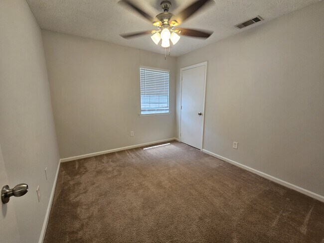 Building Photo - 117 Hunt Club Ct
