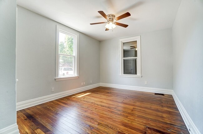 Building Photo - Spacious 3 Bedroom in Hamilton!