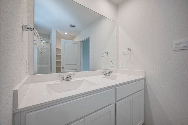 Building Photo - 5034 Balcolm Dr