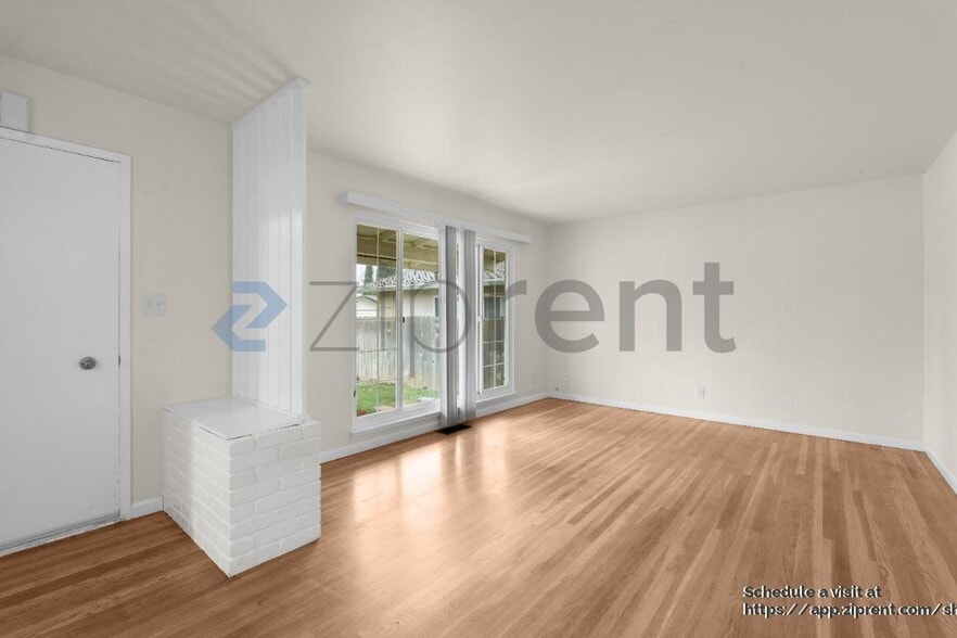 Building Photo - 9033 Fashion Dr