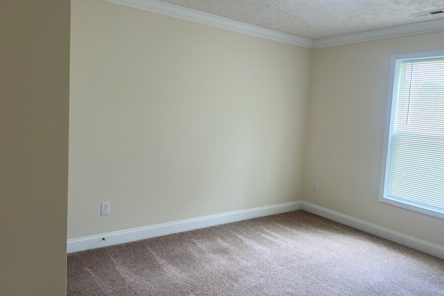 Building Photo - 1585 Country Club Dr