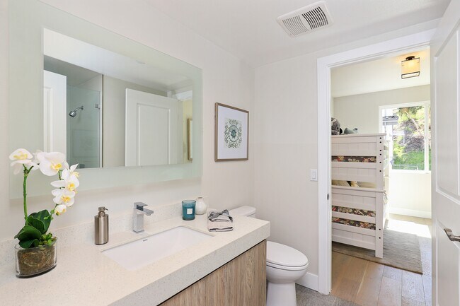 Building Photo - 15 Brookline Way
