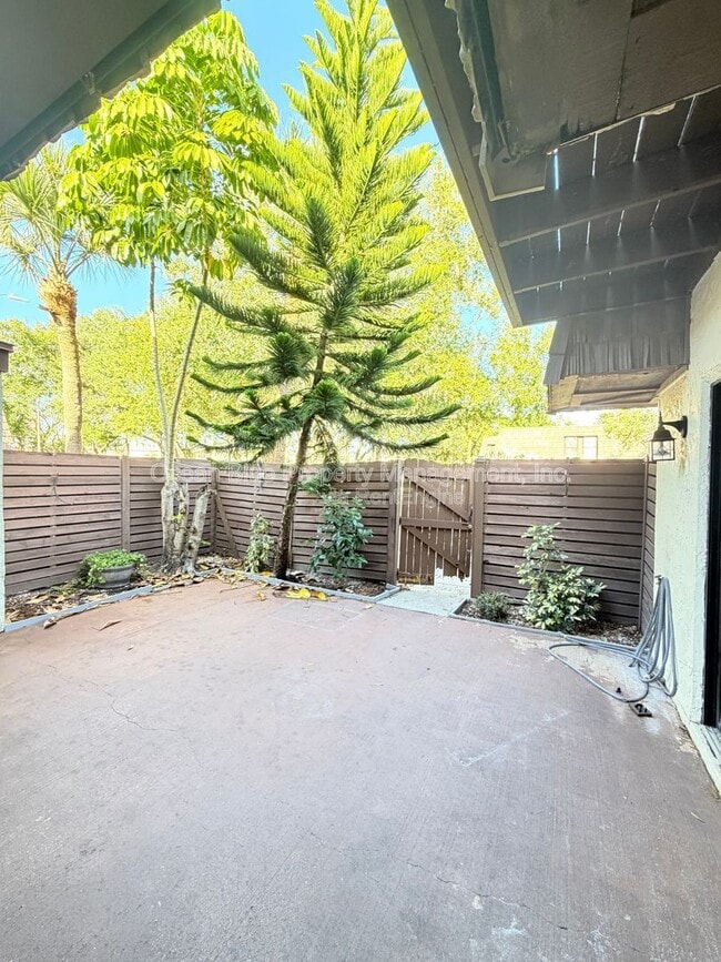 Building Photo - 15436 E Pond Woods Dr