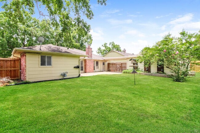Building Photo - 16411 Clearcrest Dr
