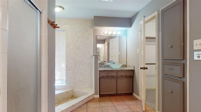 Building Photo - 12618 Misty Valley Dr
