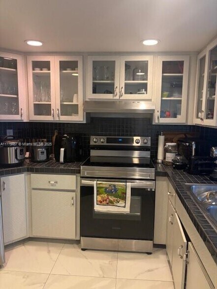Building Photo - 9425 Fontainebleau Blvd