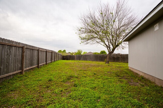 Building Photo - Charming 3/BR 2/BA One-Story Home with Gar...